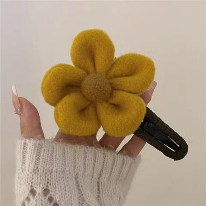 Daisy Plush Crochet Claw