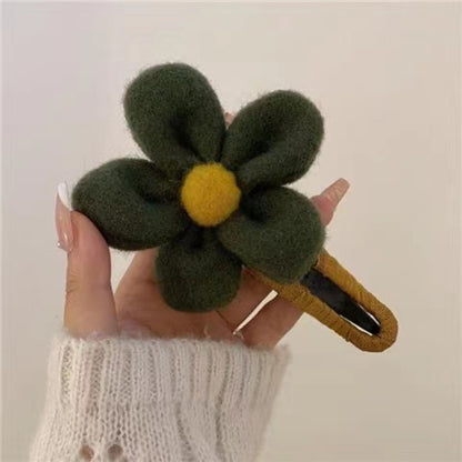 Daisy Plush Crochet Claw